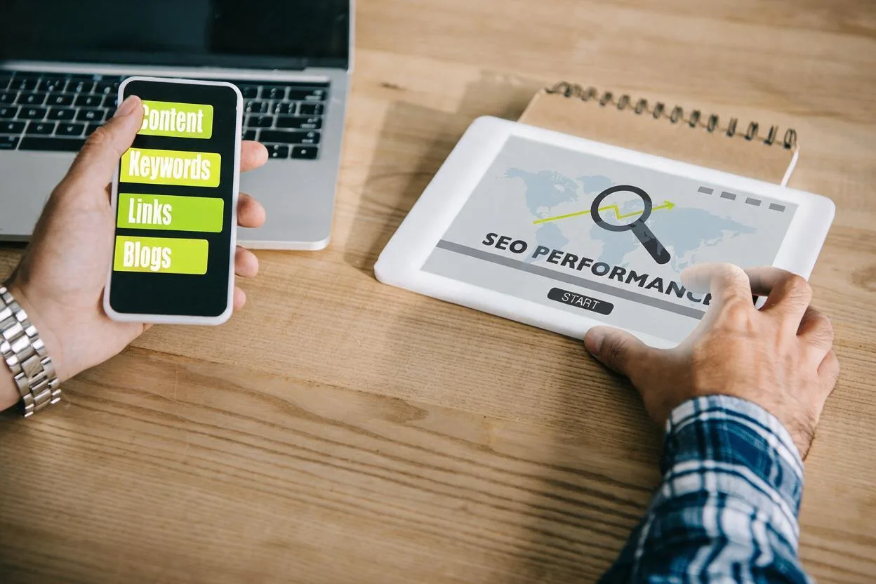 Evaluación de las mejores agencias de SEO en Ecuador aplicando estrategias de posicionamiento SEO, GEO y AEO para empresas.